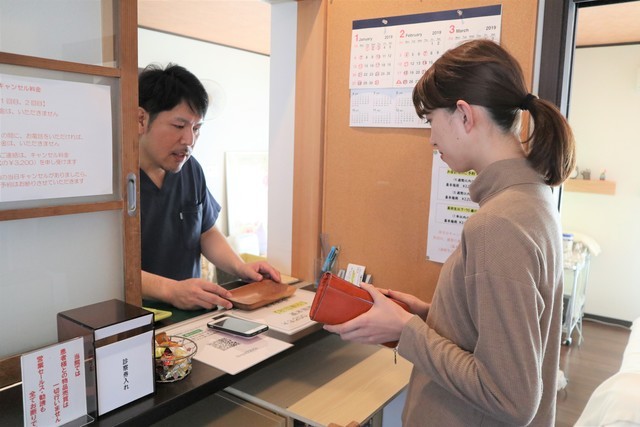 御会計をする患者さん