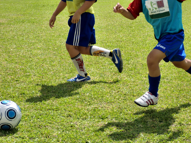 サッカーをする子供