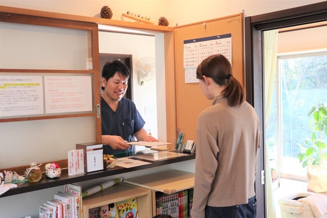 カルテの記入をお願いする様子