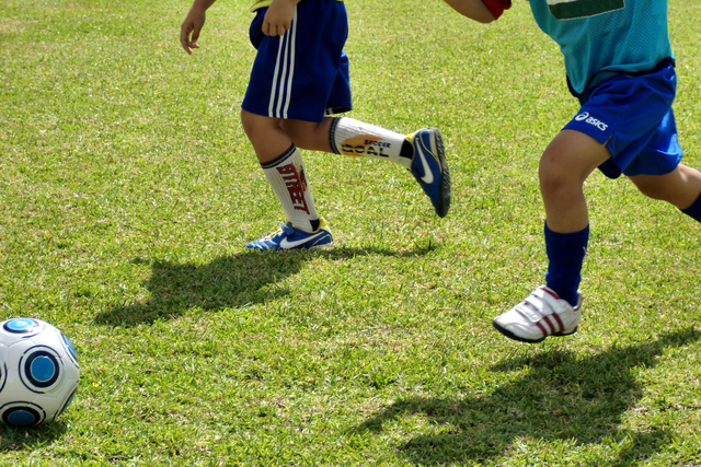 サッカーをする子供